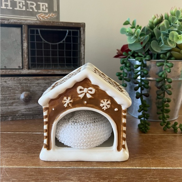 New Farmhouse Gingerbread House Scrubby Sponge Holder - Picture 3 of 5